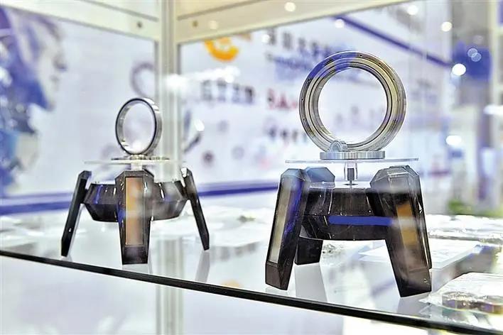 大華軸承 搶抓“互聯(lián)”機(jī)遇 產(chǎn)銷(xiāo)逆勢(shì)上揚(yáng) 大華軸承 搶抓“互聯(lián)”機(jī)遇 產(chǎn)銷(xiāo)逆勢(shì)上揚(yáng)